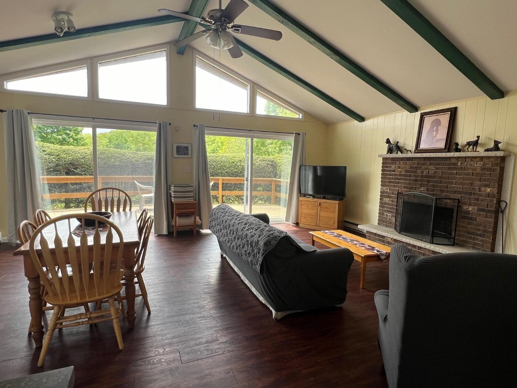 Fenced Yard Chalets From Good Dog Vacations At Big Valley Resort Sciota Exteriér fotografie