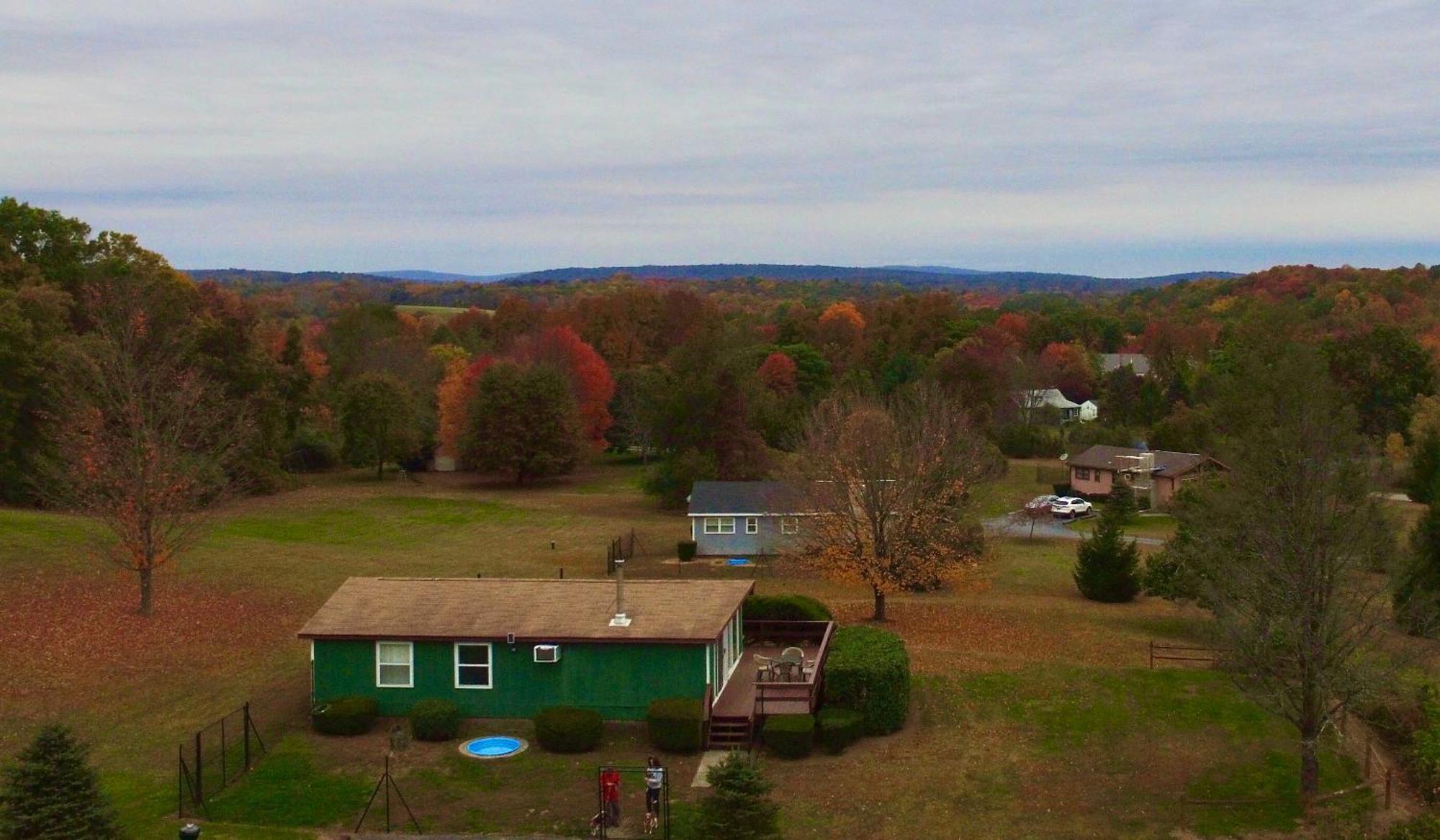 Fenced Yard Chalets From Good Dog Vacations At Big Valley Resort Sciota Exteriér fotografie